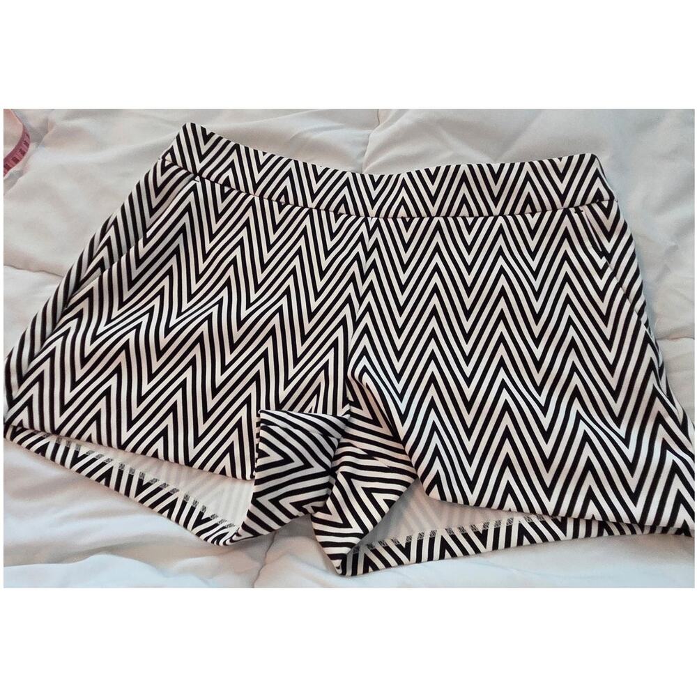 🔥 Express Black & White Chevron Zig Zag High Waisted Shorts Size 4